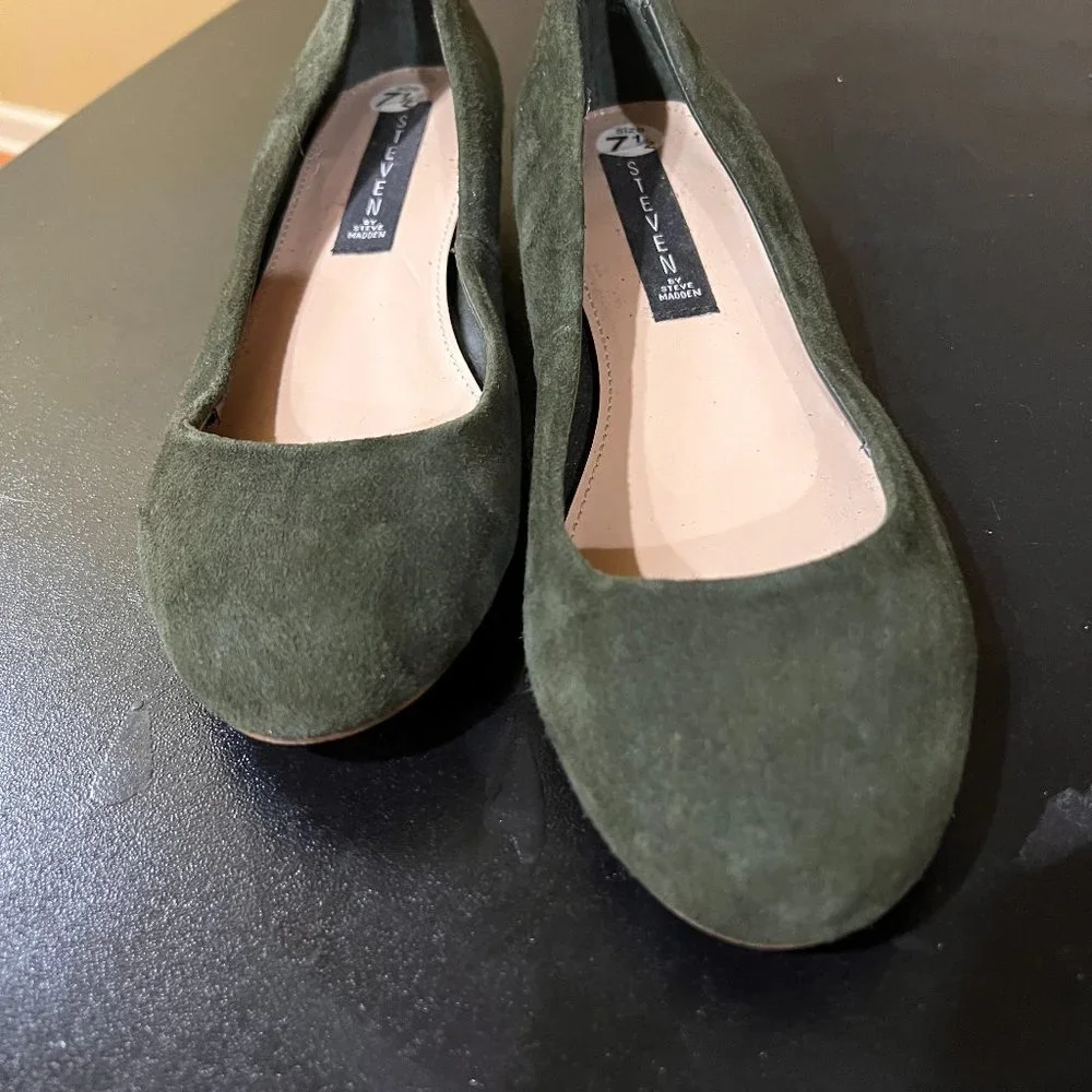 Steve Madden size 7.5 green suede